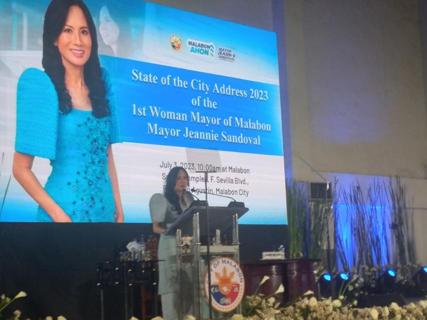 malabon-mayor-jeannie-sandoval-presents-best-actor-award-at-51st-metro-manila-film-festival